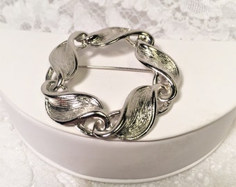 Silver Tone Coiled Ribbon Wreath/Circle Brooch with Roll-Over Clasp, Smooth and Textured Silver Metal.