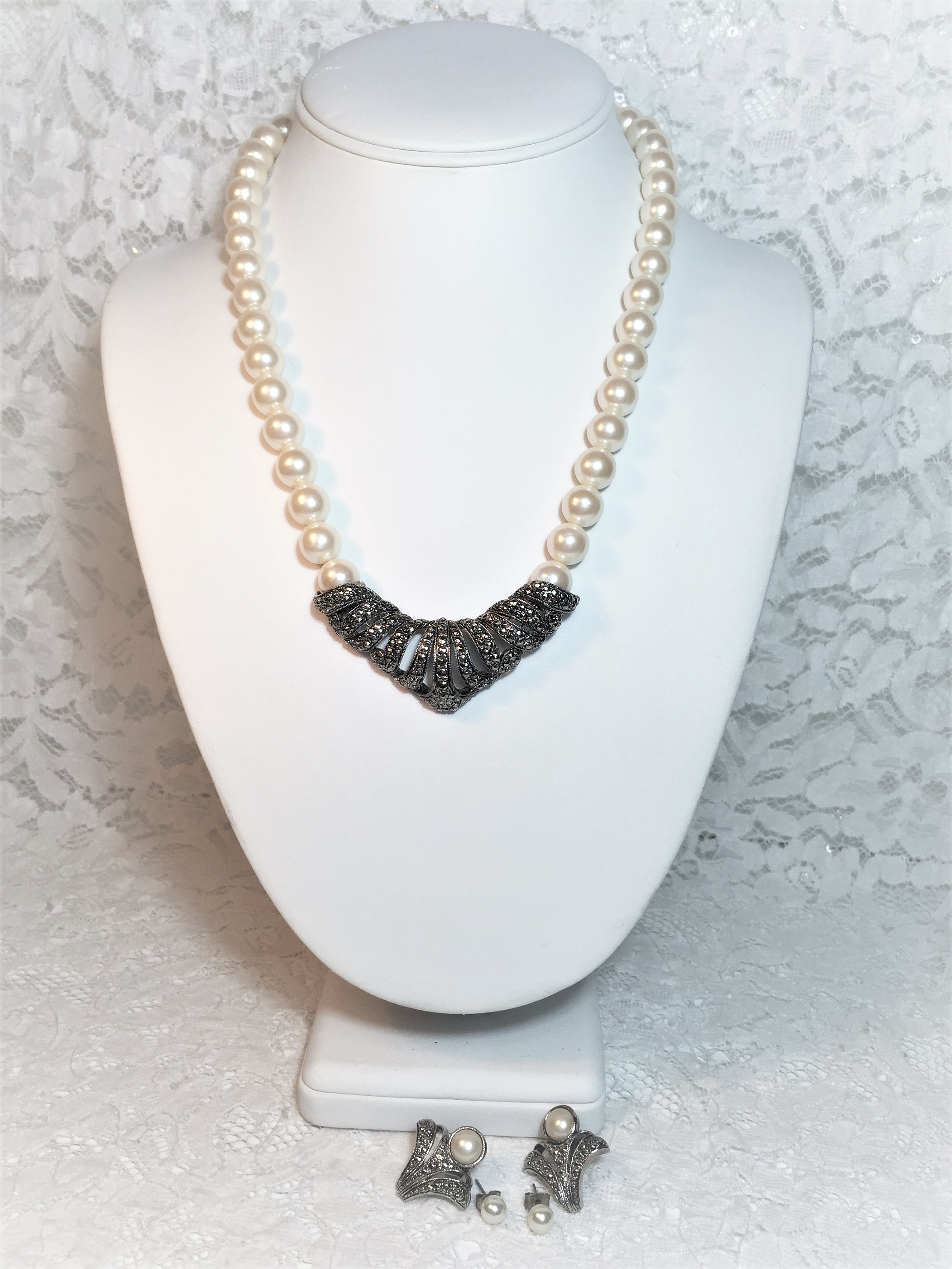 Faux Pearl 16 Inch Necklace With 