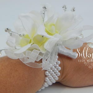 White wrist Corsage, White Silk Wrist Corsage, Sparkling Wedding Corsage, Mother of the Bride Corsage, Prom Corsage, Gents Boutonniere