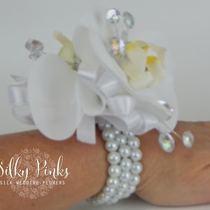 Artificial Wedding Flower, WhiterWrist Corsage, White Orchid Wrist Corsage, Pearl Corsage Bracelet, Mother of the Bride Prom Corsage