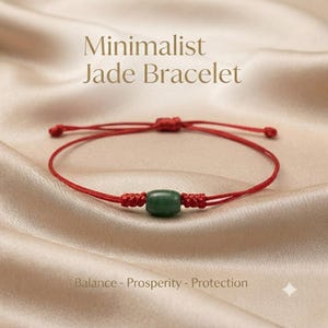 Rotes Armband mit grüner Jadeperle – Verstellbarer, minimalistischer Glücksbringer. Personalisierbar.