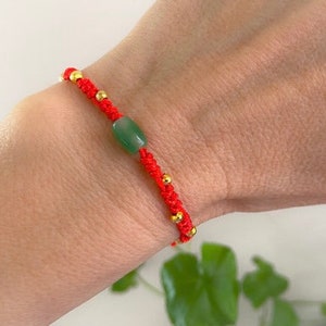 グリーンジェイドブレスレット。赤い紐で結ばれたブレスレット。チャクラギフト。調節可能。重ね付けも可能。レディースブレスレット。女の子へのギフト。ミニマリストスタイル。