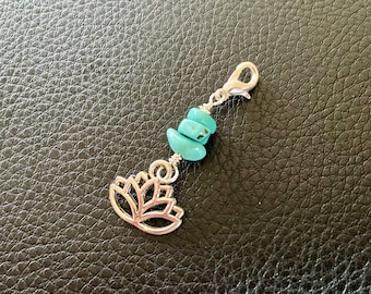 Tirette de fermeture à glissière lotus et turquoise. Charm de sac à main bohème. Pendentif porte-clés en argent. Amulette bouddhiste. Cadeau yoga.