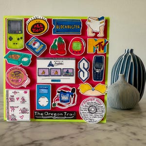 Op de afbeelding: Een collage van afbeeldingen die de populaire cultuur van de jaren 90 vertegenwoordigen, waaronder een Game Boy, een logo van een Blockbuster-videotheek, een Tamagotchi, een "Hubba Bubba" kauwgomverpakking, een "MASH" spel, een "The Oregon Trail" spel, een "Summer Mix" CD en een tekening van een personage uit de cartoon "Rugrats".