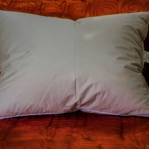 STANDARD DUNKUDDE – medelvikt (50 x 60 cm): 410 g östeuropeiskt gåsdun med 800 fyllnadskraft, 100 % bomullstyg från Tyskland.