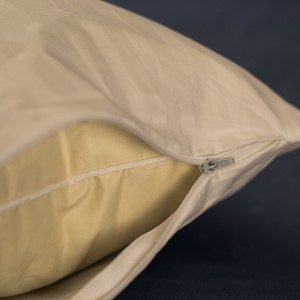 Puede incluir: Una funda de almohada blanca con cierre de cremallera. La funda de almohada está hecha de una tela suave y transpirable y está diseñada para proteger tu almohada de los ácaros del polvo y otros alérgenos.