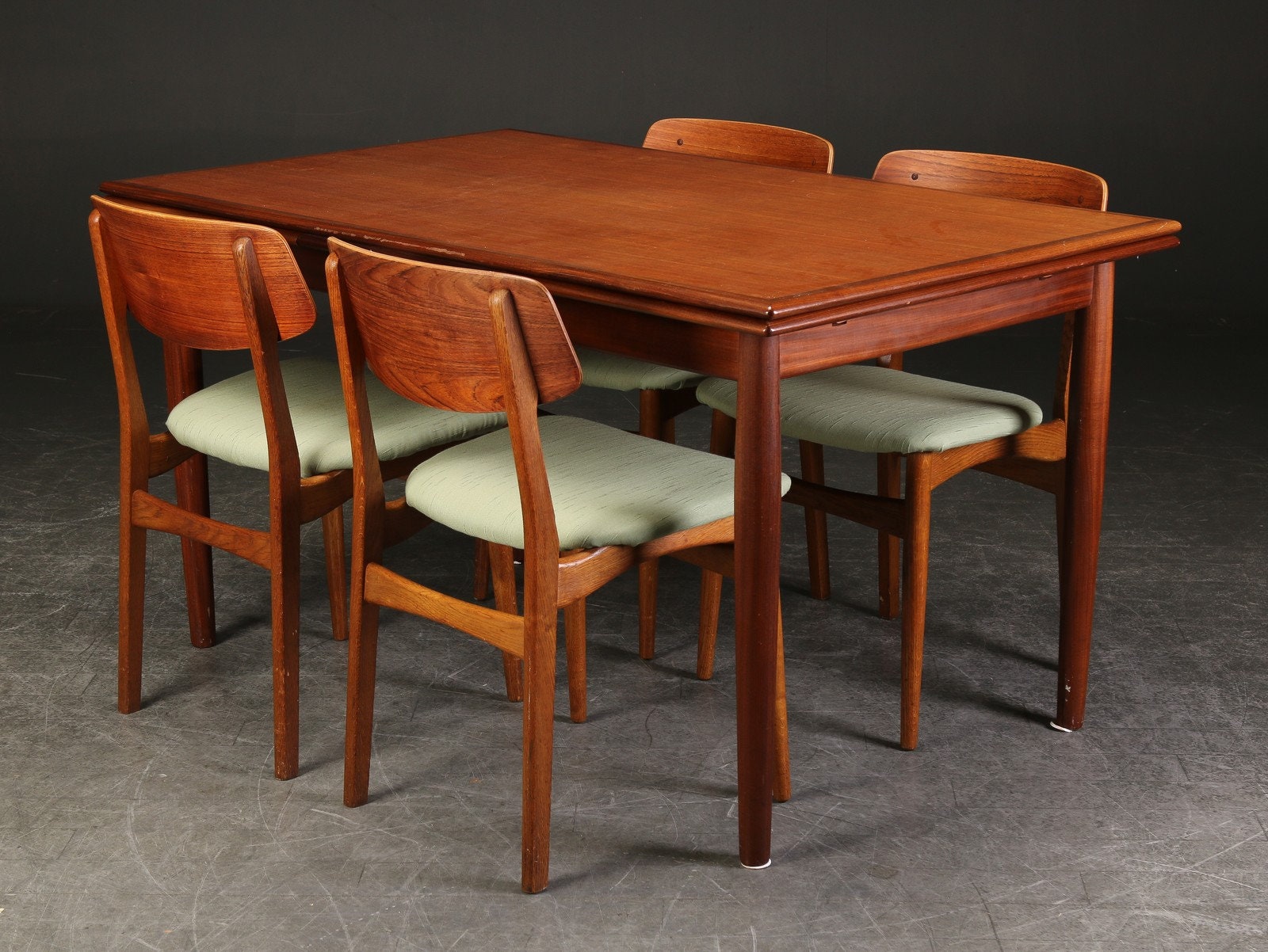 Schöner vintage Esstisch aus Teak mit 4 passenden Stühlen. Etsy