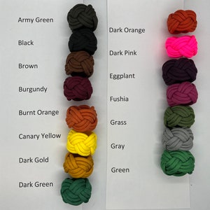 Puede incluir: Un conjunto de 16 cordones anudados de colores en varios colores, incluyendo verde militar, negro, marr&oacute;n, burdeos, naranja quemado, amarillo canario, dorado oscuro, verde oscuro, naranja oscuro, rosa oscuro, berenjena, fucsia, hierba, gris y verde.