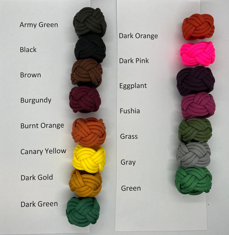 Puede incluir: Un conjunto de 16 cordones anudados de colores en varios colores, incluyendo verde militar, negro, marr&oacute;n, burdeos, naranja quemado, amarillo canario, dorado oscuro, verde oscuro, naranja oscuro, rosa oscuro, berenjena, fucsia, hierba, gris y verde.
