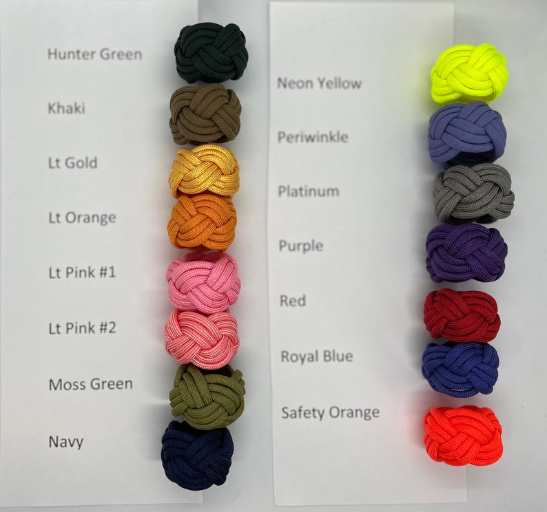 Puede incluir: Una carta de colores de pulseras de paracord en varios colores, incluyendo verde cazador, caqui, oro claro, naranja claro, rosa claro, verde musgo, azul marino, amarillo ne&oacute;n, periwinkle, platino, morado, rojo, azul real y naranja de seguridad.