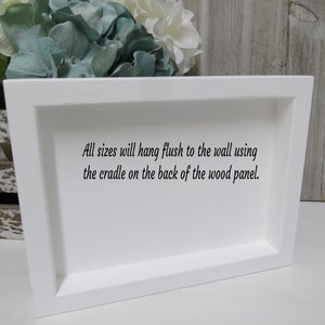 Peut inclure: Cadre en bois blanc avec un passe-partout blanc et une inscription noire qui dit : "Toutes les tailles seront accroch&eacute;es &agrave; plat contre le mur &agrave; l'aide du support au dos du panneau en bois."