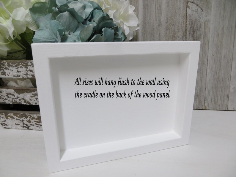 Peut inclure: Cadre en bois blanc avec un passe-partout blanc et une inscription noire qui dit : "Toutes les tailles seront accroch&eacute;es &agrave; plat contre le mur &agrave; l'aide du support au dos du panneau en bois."