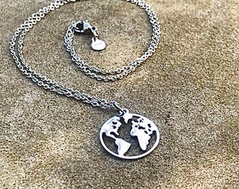 Collier globe, collier terre, bijoux pour un voyageur, cadeau globe-trotter, collier carte de la terre, cadeau pour un voyageur du monde