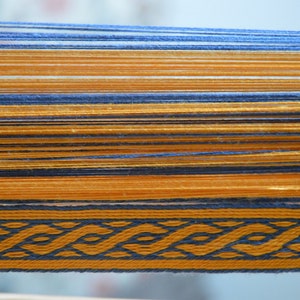 Treccia intrecciata su tavoletta di seta (cintura, passamaneria) basata sui ritrovamenti di Birka, tessitura di tavolette vichinghe, treccia medievale intrecciata su cartone, costume vichingo