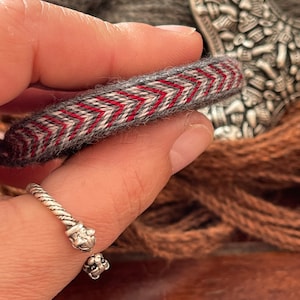 Pronto per la spedizione! Ricostruzione di una fascia intrecciata di tavolette vichinghe del IX-X secolo basata sui reperti di Kaupang, tessitura di pura lana fine, motivo a zig zag
