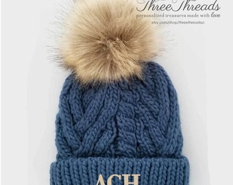 Monogrammed Slate Blue Pom Pom Cappello a maglia, Monogrammed Beanie, Regalo di Natale, Beanie del Bambino, Baby Beanie