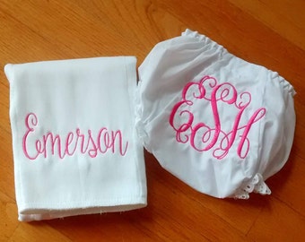 Set di copripannolini/pannolini a pantaloncino e bavaglino monogrammati/personalizzati, regalo per neonata, regalo per baby shower, bavaglino monogrammato