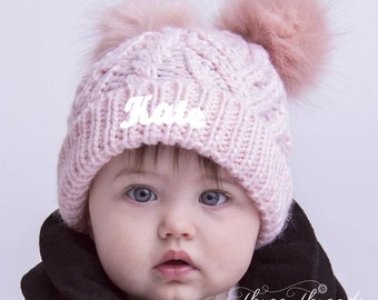 Cappello lavorato a maglia con pom pom rosa monogramma, berretto con monogramma, regalo di Natale, berretto per bambini, berretto per bambini