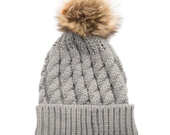 Grijze gebreide muts met pom pom, monogram, gepersonaliseerde muts, muts met monogram, damescadeau, kerstcadeau