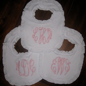 Babero con volantes personalizado y monograma
