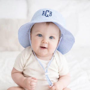 Blauwe Seersucker-zonnehoed met monogram, gepersonaliseerde vissershoed