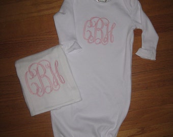 Abito monogrammato per bambina e set di stoffa burp