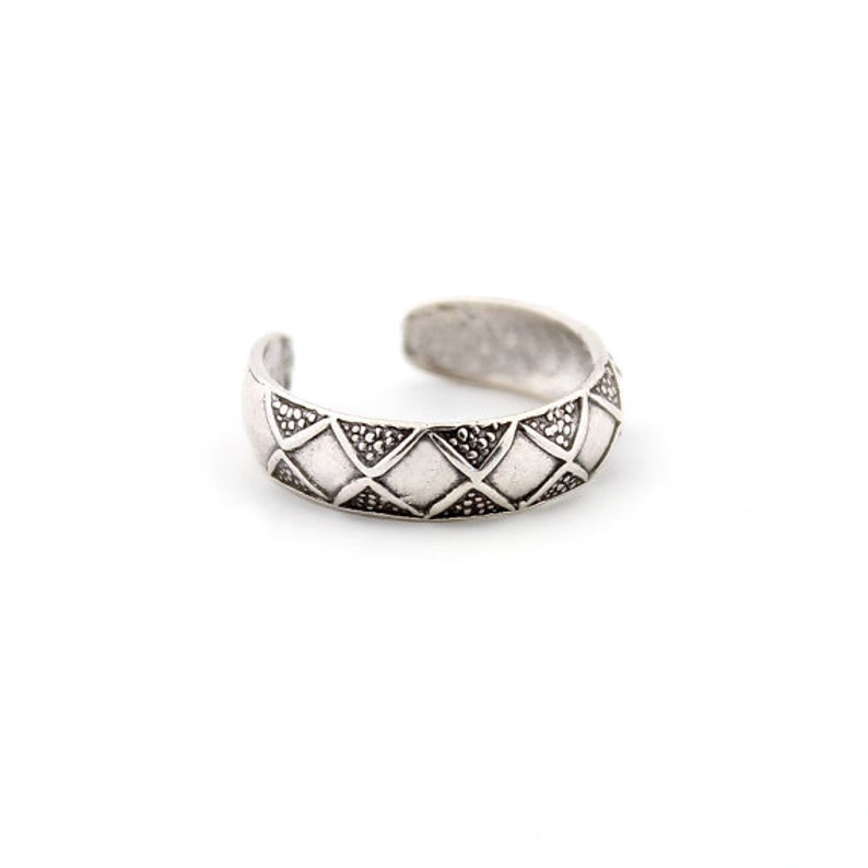 Sterling silver toe ring Tribal design toe ring adjustable toe ring Also knuckle ring T21