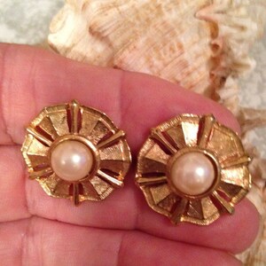 Vintage Earrings / Clip On Earrings / Pearl Earrings / Gold Earrings (Item#EE226)