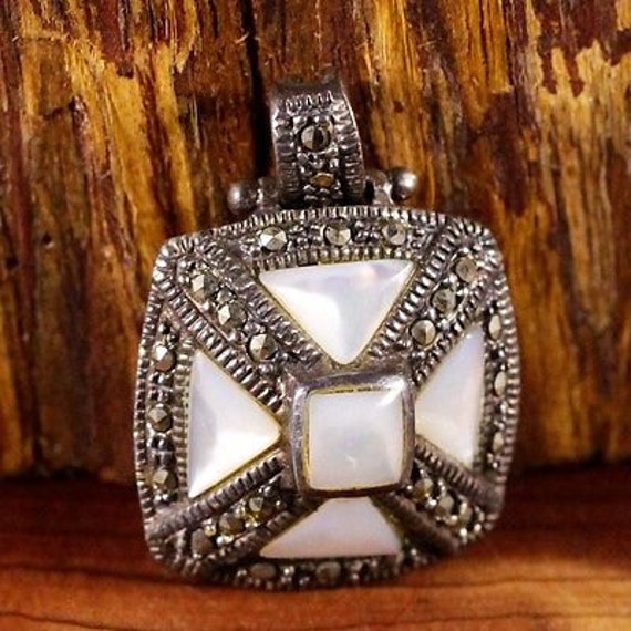 Pearl Necklaces / Mother of Pearl Necklaces / Vint