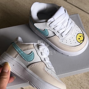 Nike air force 1 smiley face women's hot sale
