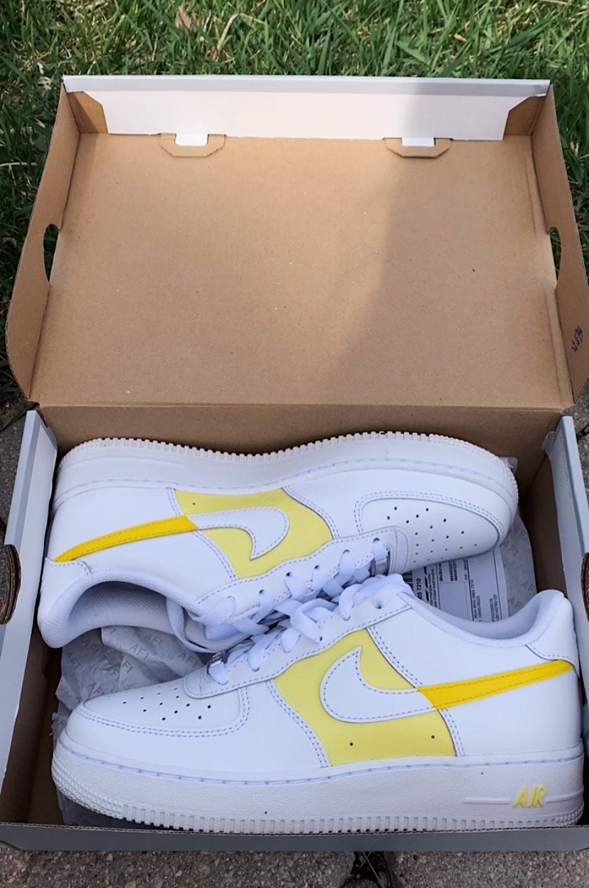 White air force 1 yellow best sale tick