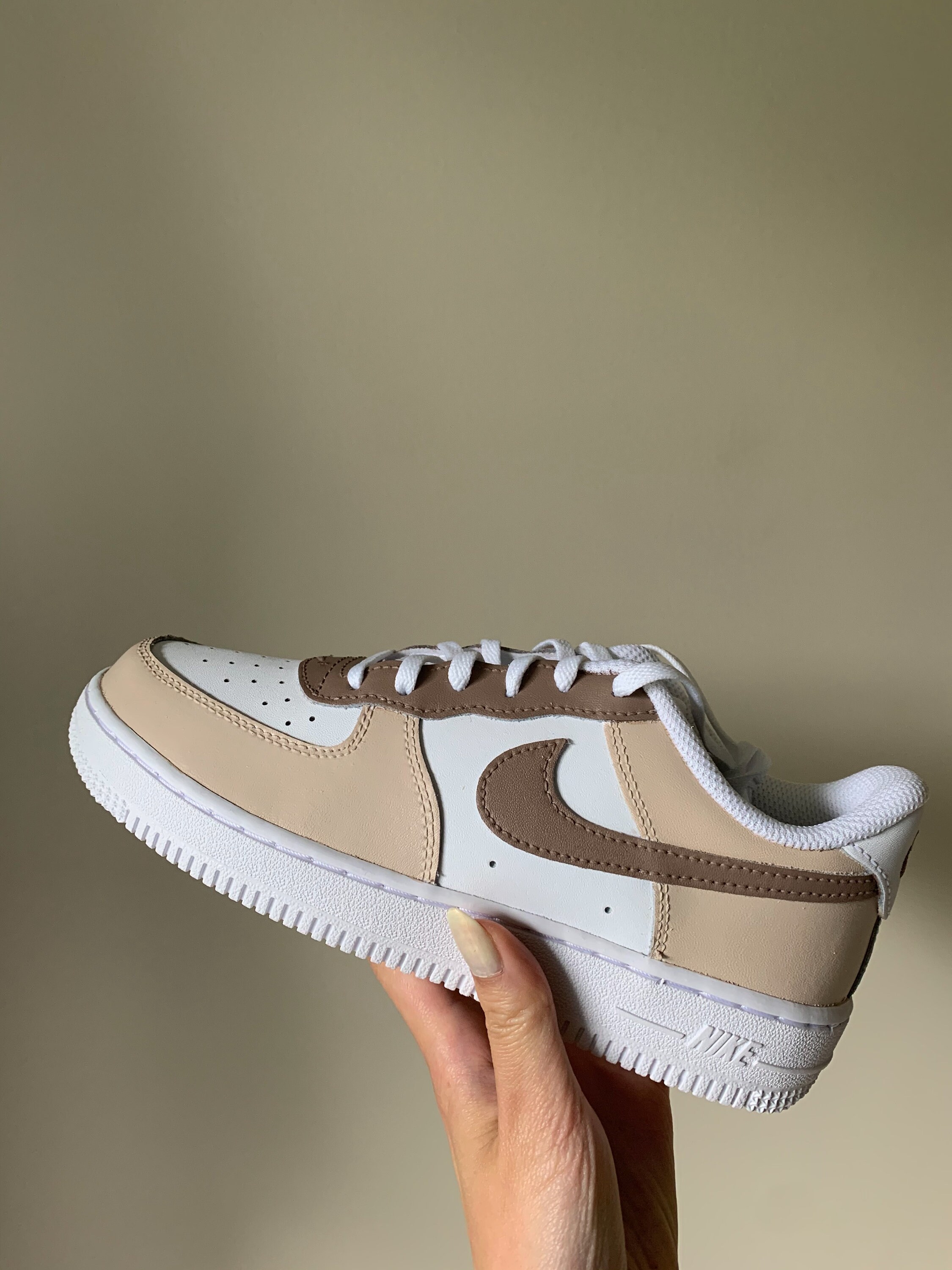 X 19 CUSTOM BEIGE LV AIR FORCE 1 - PRESTIGE QUALITY CUSTOMS