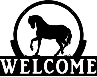 Può includere: Silhouette di metallo nero di un cavallo a forma di ferro di cavallo con la parola "WELCOME" sotto.