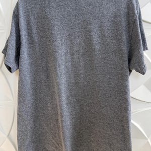 以下が含まれることがあります： 斑点のあるマット仕上げのセラミックマグカップ3個セット。マグカップはクリーム色、ライトグレー、ダークグレーの色合いです。各マグカップはシンプルでミニマリストなデザインで、コーヒーや紅茶に最適です。