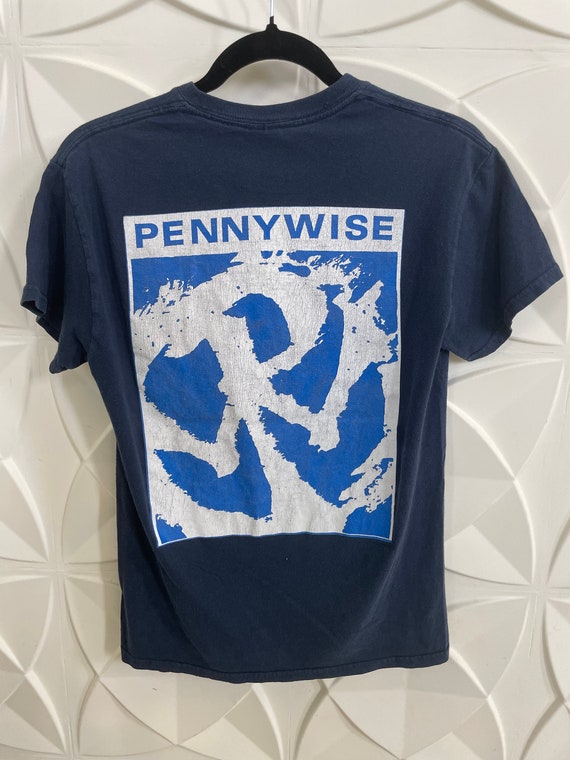 Vintage Iconic Pennywise band teeshirt, size S
