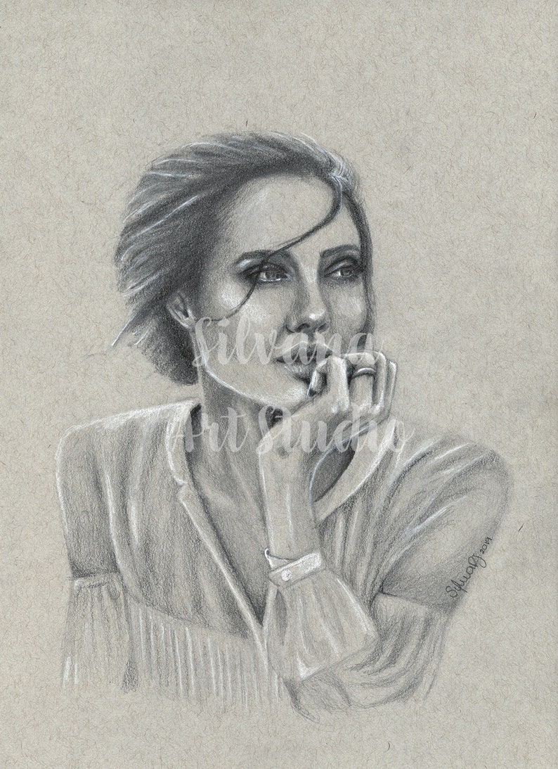 Puede incluir: Retrato a l&aacute;piz de una mujer con pelo corto, vestida con una blusa de color claro. La obra est&aacute; firmada "Silvana Art Studio 2019". La mujer apoya la barbilla en la mano, con una expresi&oacute;n pensativa.