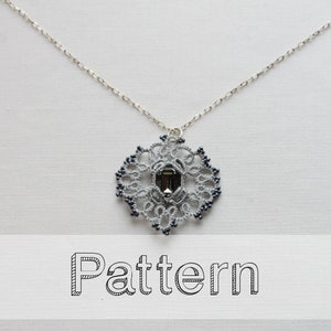 Peut inclure: Un collier en chaîne argentée avec un pendentif délicat en perles grises et noires, présentant un motif géométrique et une pierre précieuse transparente au centre. Le pendentif est étiqueté "Pattern".