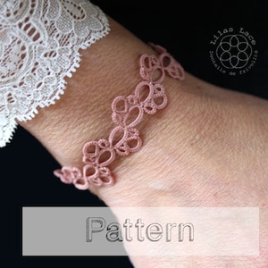 Peut inclure: Un bracelet en dentelle rose délicat réalisé avec la technique traditionnelle de la dentelle aux fuseaux. Le bracelet est présenté sur le poignet d'une personne. L'image comprend le texte "Lilas Lace, Dentelle de Frivolité, Pattern".