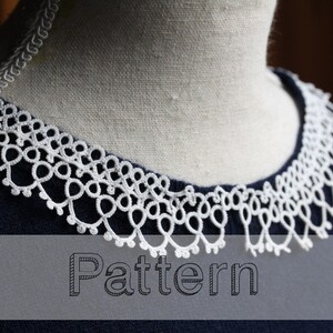 Könnte beinhalten: Ein weißer Spitzenkragen mit aufwendigem Design, der auf einer Schaufensterpuppe gezeigt wird. Der Kragen weist ein sich wiederholendes Muster aus Schlaufen und Kurven auf, das ein zartes, offenes Design bildet. Der Text "Pattern" ist auf dem Bild zu sehen.