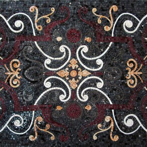 Könnte beinhalten: Eine schwarz-weiße Mosaikfliese mit einem floralen Design. Das Design zeigt komplizierte Wirbel und Blätter in Weiß-, Beige- und Rottönen.