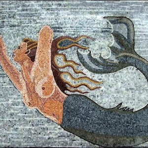 Könnte beinhalten: Ein Mosaik-Kunstwerk, das eine Meerjungfrau mit einem blauen Schwanz und braunen Haaren darstellt. Die Meerjungfrau schwimmt mit erhobenen Armen nach oben.