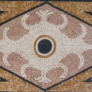 Könnte beinhalten: Eine dekorative Mosaikfliese mit geometrischem Design. Die Fliese zeigt eine zentrale Diamantform mit einem weißen und rosafarbenen Blumenmuster, umgeben von einem schwarzen und goldenen Rand. Die Diamantform ist vor einem Hintergrund aus kleinen, goldbraunen Fliesen platziert.