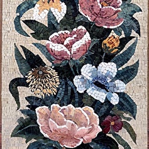 Op de afbeelding: Een mozaïekkunstwerk dat een boeket bloemen in een vaas voorstelt. De bloemen zijn een mix van roze, wit, blauw en geel. De vaas is lichtbruin van kleur met blauwe en gele strepen.