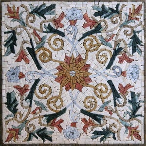 Pode incluir: Um azulejo quadrado de mosaico com um design floral. O azulejo é feito de pequenas peças de mármore em tons de branco, bege, marrom, verde e vermelho. O design apresenta flores, folhas e videiras estilizadas.