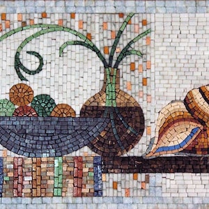 Puede incluir: Una obra de arte de mosaico de azulejos que representa una naturaleza muerta con un jarrón de plantas verdes, un cuenco de fruta y una concha. La obra está hecha con pequeños azulejos coloridos.