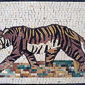 Puede incluir: Una obra de arte de mosaico de azulejos que representa un tigre caminando sobre una superficie con patrones. El tigre está hecho de pequeños azulejos coloridos, creando un efecto texturizado. El fondo es un mosaico blanco.