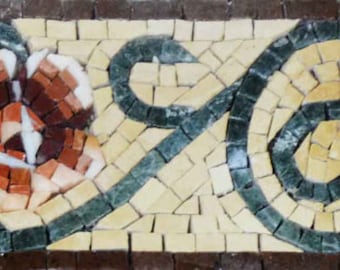 Op de afbeelding: Een mozaïek tegelrand met een herhalend patroon van groene wijnstokken en rode bloemen. De achtergrond is licht beige.