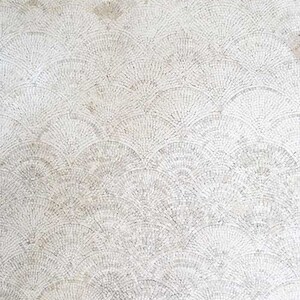 Puede incluir: Un suelo de baldosas de mosaico blanco con un patrón geométrico. El patrón presenta cuadrados negros y rojos y un diseño de onda repetitivo.