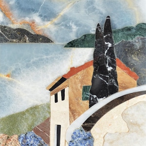 Puede incluir: Una obra de arte en mosaico que representa una escena costera con una casa, árboles y agua. La casa tiene un tejado rojo y paredes color canela. El agua es azul claro y el cielo es una mezcla de azul y blanco. Los árboles son negros y blancos.