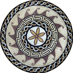 Può includere: Una piastrella di mosaico circolare con un design geometrico che presenta un motivo floreale centrale circondato da un motivo a chiave greca e un bordo a corda. Il mosaico è realizzato con piccole tessere colorate in tonalità di marrone, bianco e oro.